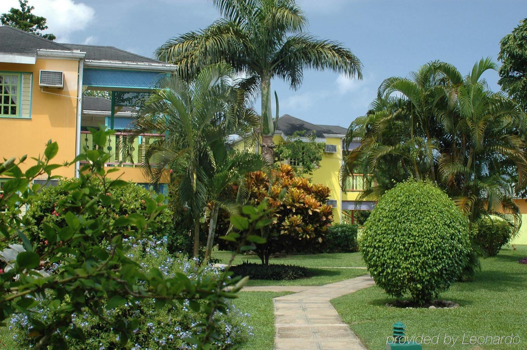 Grand Pineapple Beach Negril Hotel Exterior photo